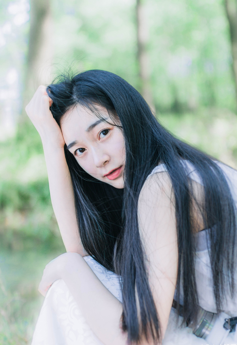 对于小野的教育，韩寒说唯一的要求是善良和想象力。韩寒不希望女儿为产品代言，他说他不希望女儿配合这个世界，但希望她认识和了解这个世界！——韩寒